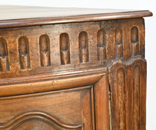 Paire d’Importantes Encoignures de Propriété en Noyer, style Régence – XVIIIe
