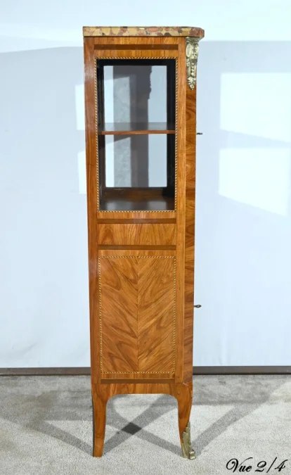 フレンチトランジションスタイルのディスプレイキャビネット