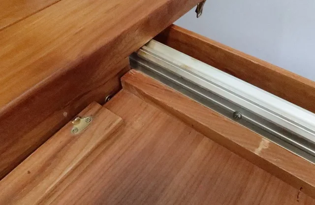 AUSZIEHBARER ULME-TISCH