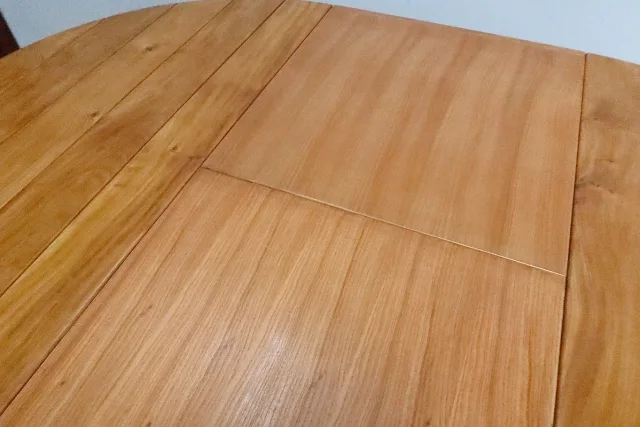 AUSZIEHBARER ULME-TISCH