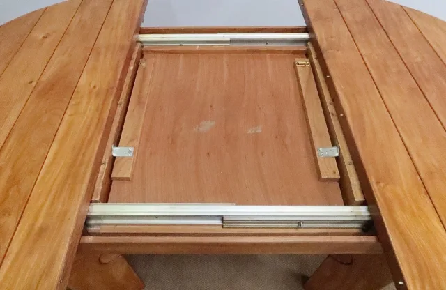 AUSZIEHBARER ULME-TISCH