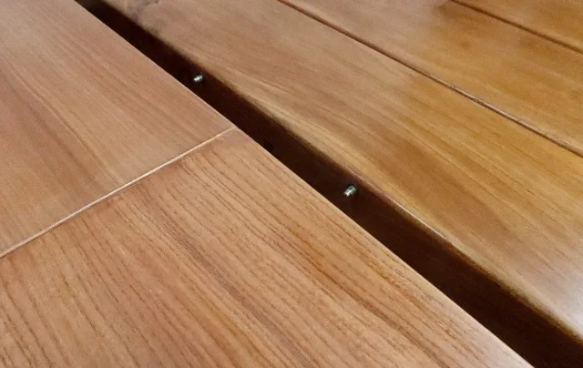AUSZIEHBARER ULME-TISCH