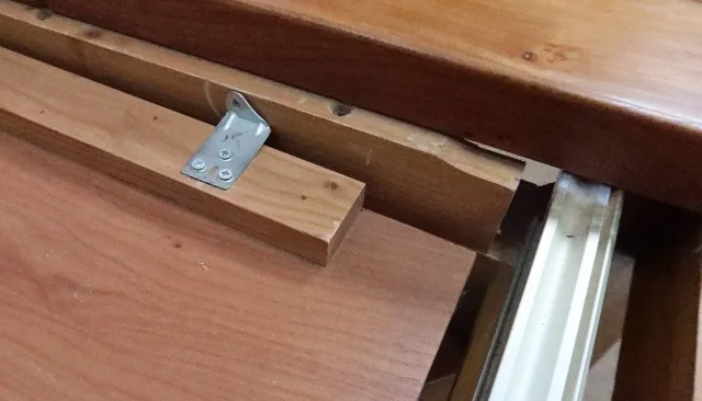 AUSZIEHBARER ULME-TISCH
