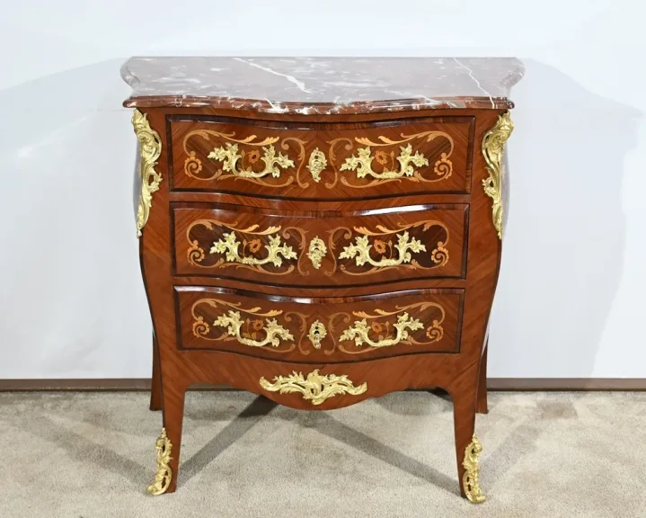 Petite Commode-Tombeau en Palissandre et Bois de Violette, style Transition Louis XIV Louis XV – Début XXe