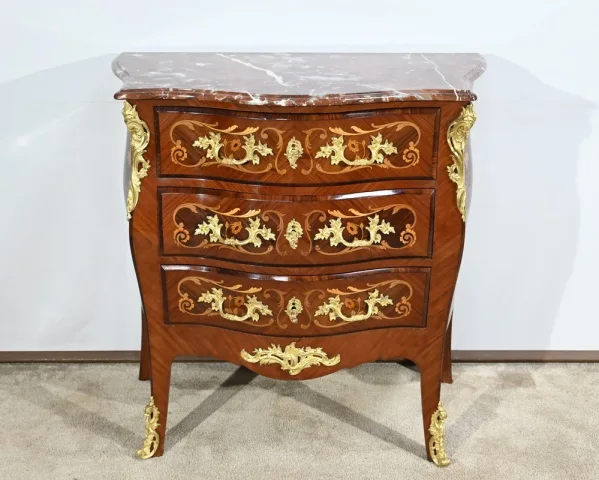 Petite Commode-Tombeau en Palissandre et Bois de Violette, style Transition Louis XIV Louis XV – Début XXe