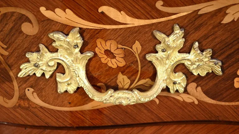 Petite Commode-Tombeau en Palissandre et Bois de Violette, style Transition Louis XIV Louis XV – Début XXe