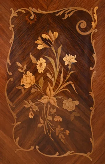 Petite Commode-Tombeau en Palissandre et Bois de Violette, style Transition Louis XIV Louis XV – Début XXe