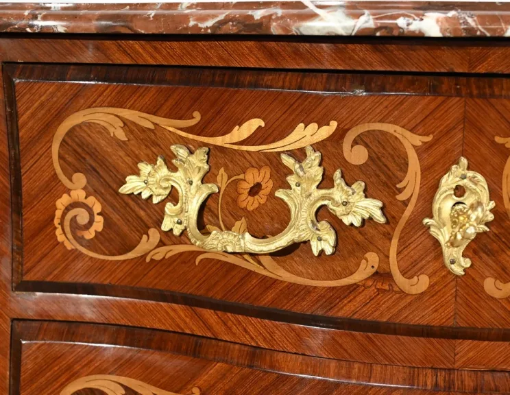 Petite Commode-Tombeau en Palissandre et Bois de Violette, style Transition Louis XIV Louis XV – Début XXe