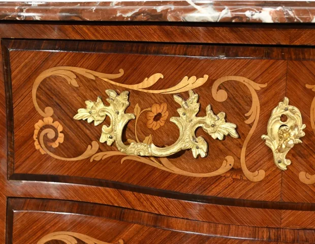 Petite Commode-Tombeau en Palissandre et Bois de Violette, style Transition Louis XIV Louis XV – Début XXe