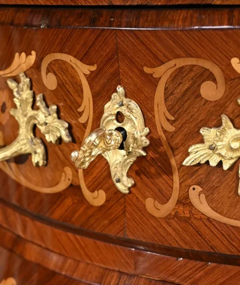 Petite Commode-Tombeau en Palissandre et Bois de Violette, style Transition Louis XIV Louis XV – Début XXe