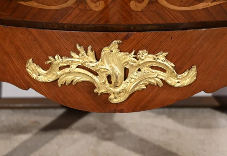 Petite Commode-Tombeau en Palissandre et Bois de Violette, style Transition Louis XIV Louis XV – Début XXe