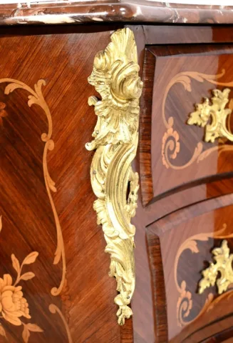Petite Commode-Tombeau en Palissandre et Bois de Violette, style Transition Louis XIV Louis XV – Début XXe