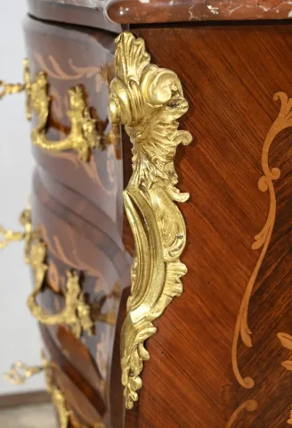 Petite Commode-Tombeau en Palissandre et Bois de Violette, style Transition Louis XIV Louis XV – Début XXe