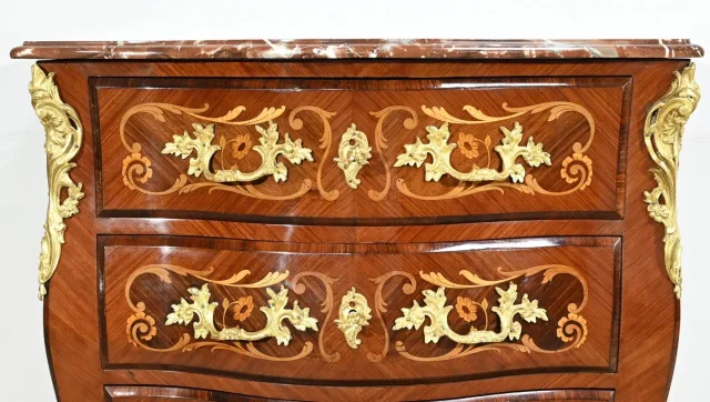 Petite Commode-Tombeau en Palissandre et Bois de Violette, style Transition Louis XIV Louis XV – Début XXe