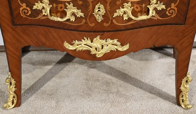 Petite Commode-Tombeau en Palissandre et Bois de Violette, style Transition Louis XIV Louis XV – Début XXe