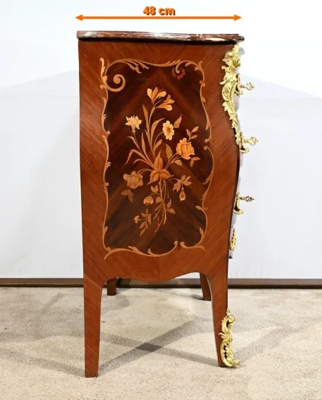Petite Commode-Tombeau en Palissandre et Bois de Violette, style Transition Louis XIV Louis XV – Début XXe