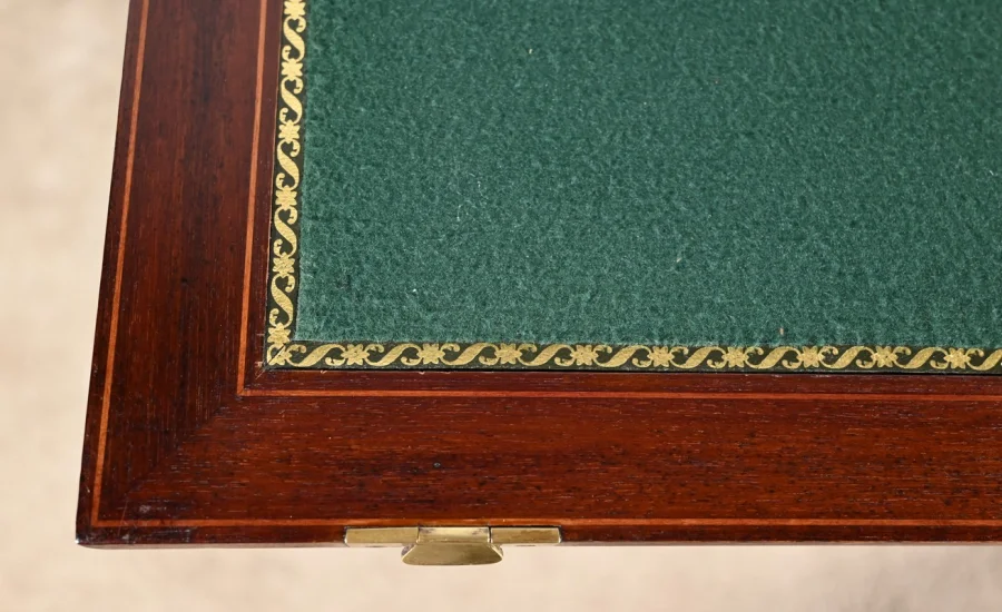 Paire de Tables de Jeux en Acajou, estampillées H.J. Linton – 1920