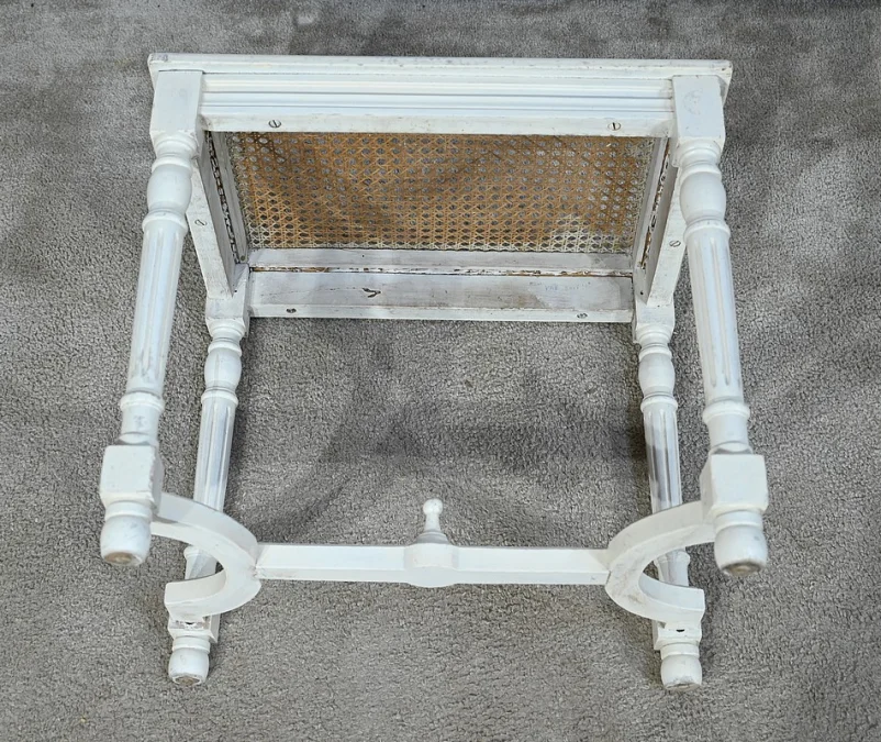 Petit Siège Rectangulaire en Bois réchampi, style Louis XVI – 1920
