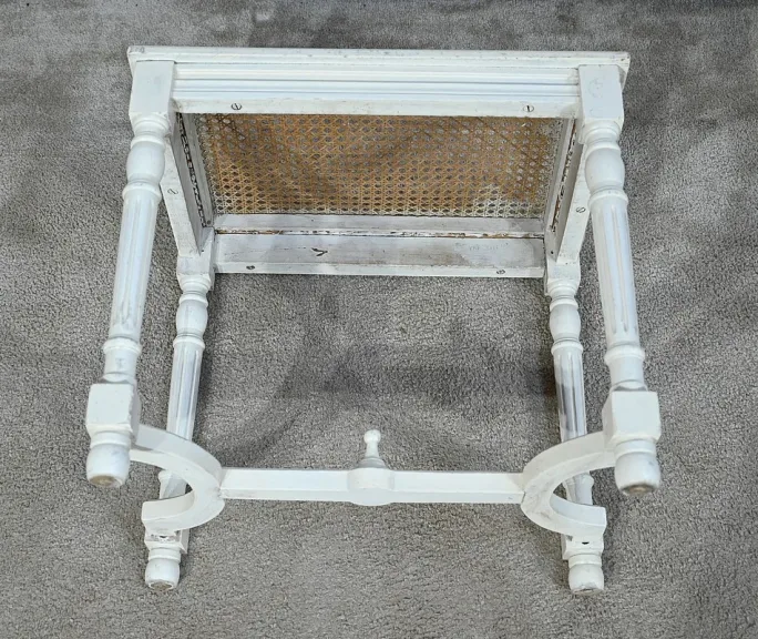 Petit Siège Rectangulaire en Bois réchampi, style Louis XVI – 1920