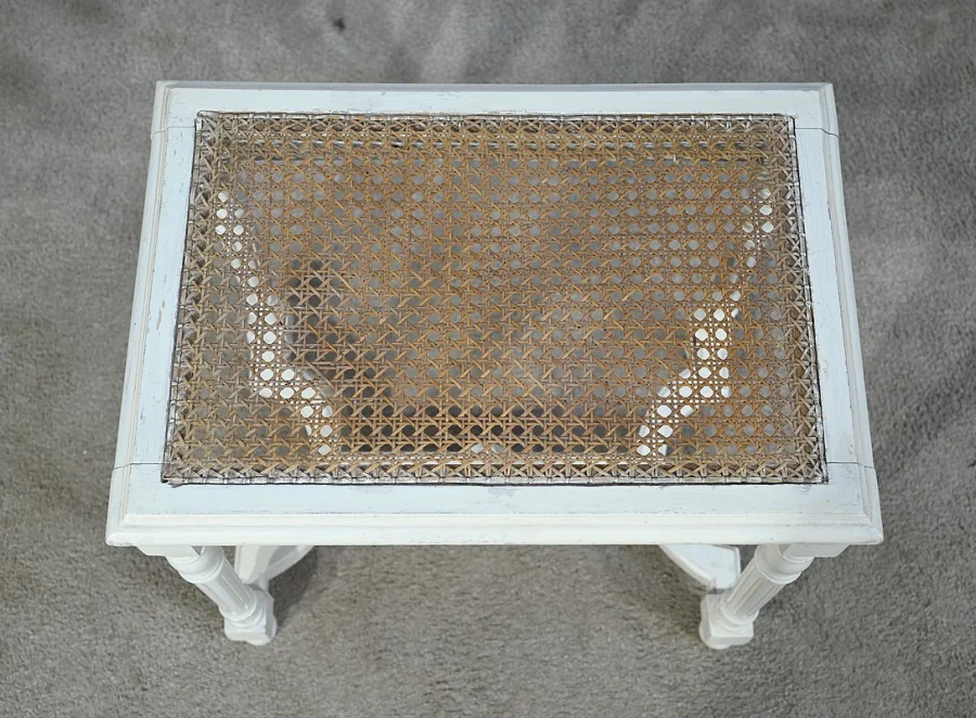Petit Siège Rectangulaire en Bois réchampi, style Louis XVI – 1920