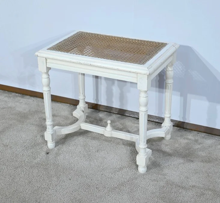 Petit Siège Rectangulaire en Bois réchampi, style Louis XVI – 1920