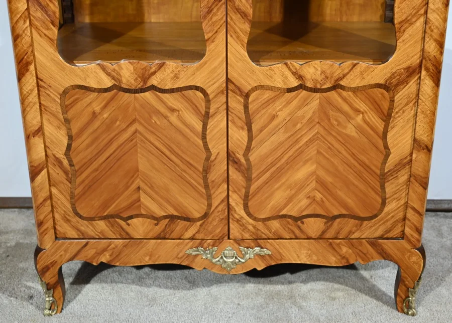 VITRINE IM LOUIS XV-STIL
