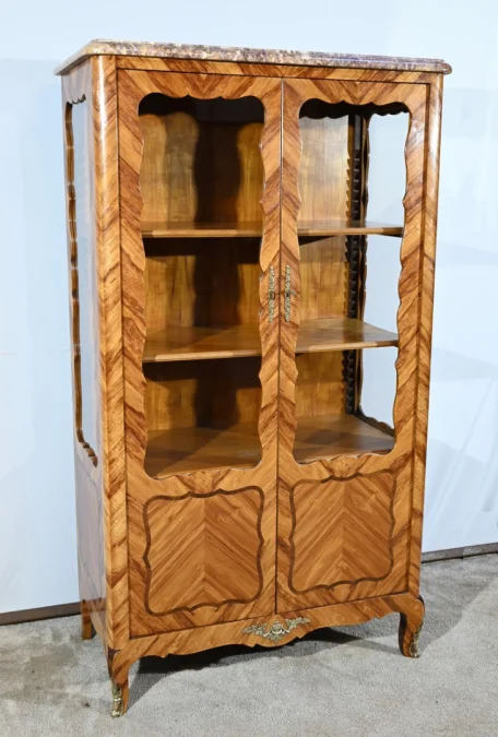 VITRINE IM LOUIS XV-STIL