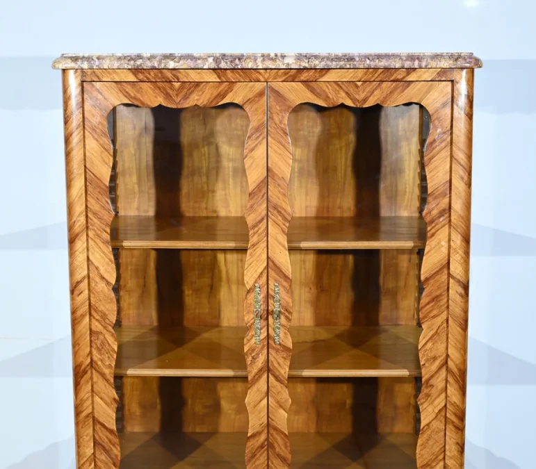VITRINE IM LOUIS XV-STIL