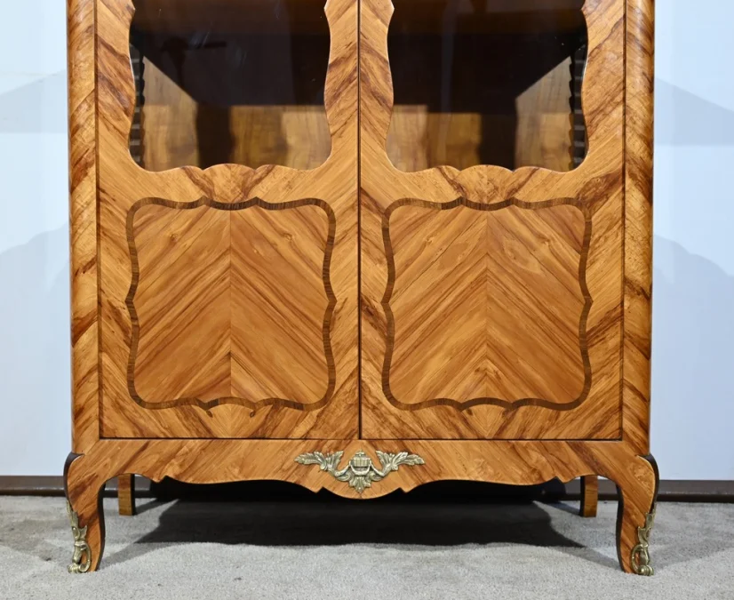 VITRINE IM LOUIS XV-STIL