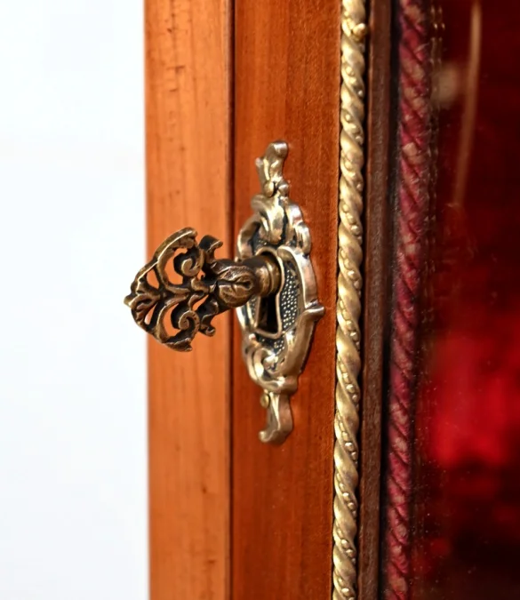 Petite Vitrine en Merisier Clair, Transition Louis XV / Louis XVI – Début XXe