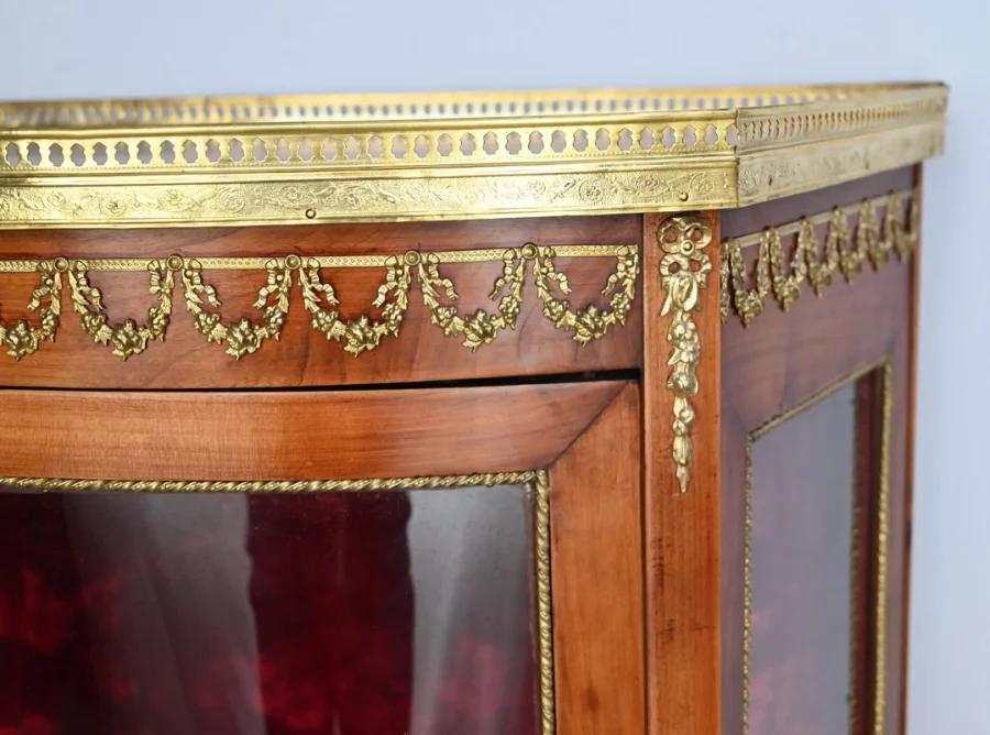 Petite Vitrine en Merisier Clair, Transition Louis XV / Louis XVI – Début XXe