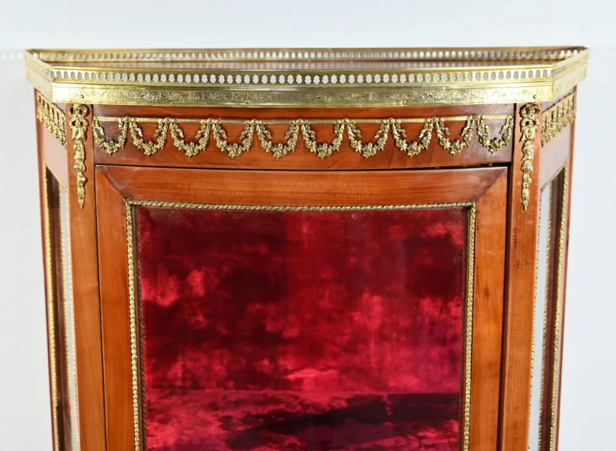 Petite Vitrine en Merisier Clair, Transition Louis XV / Louis XVI – Début XXe