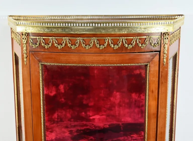 Petite Vitrine en Merisier Clair, Transition Louis XV / Louis XVI – Début XXe