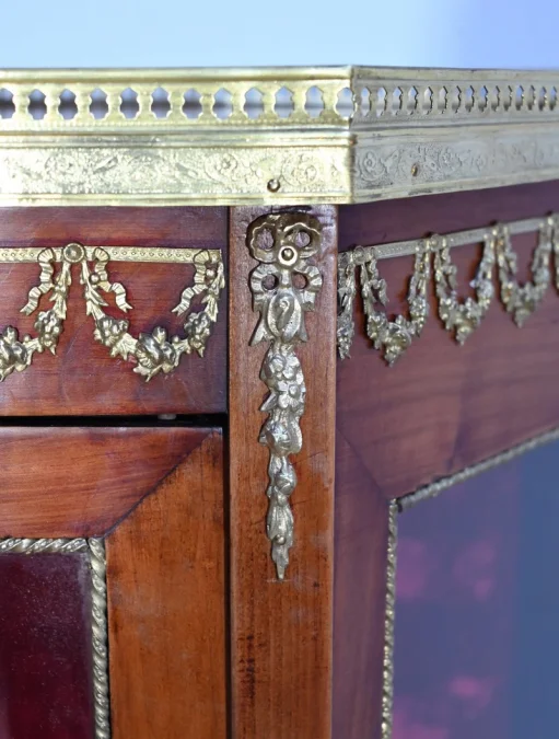 Petite Vitrine en Merisier Clair, Transition Louis XV / Louis XVI – Début XXe