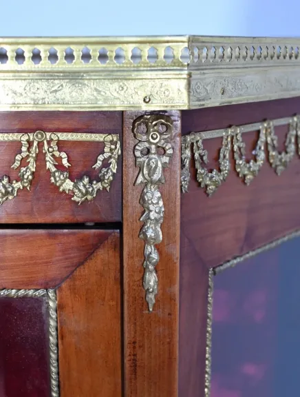 Petite Vitrine en Merisier Clair, Transition Louis XV / Louis XVI – Début XXe