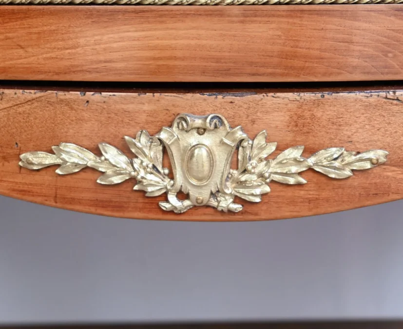 Petite Vitrine en Merisier Clair, Transition Louis XV / Louis XVI – Début XXe