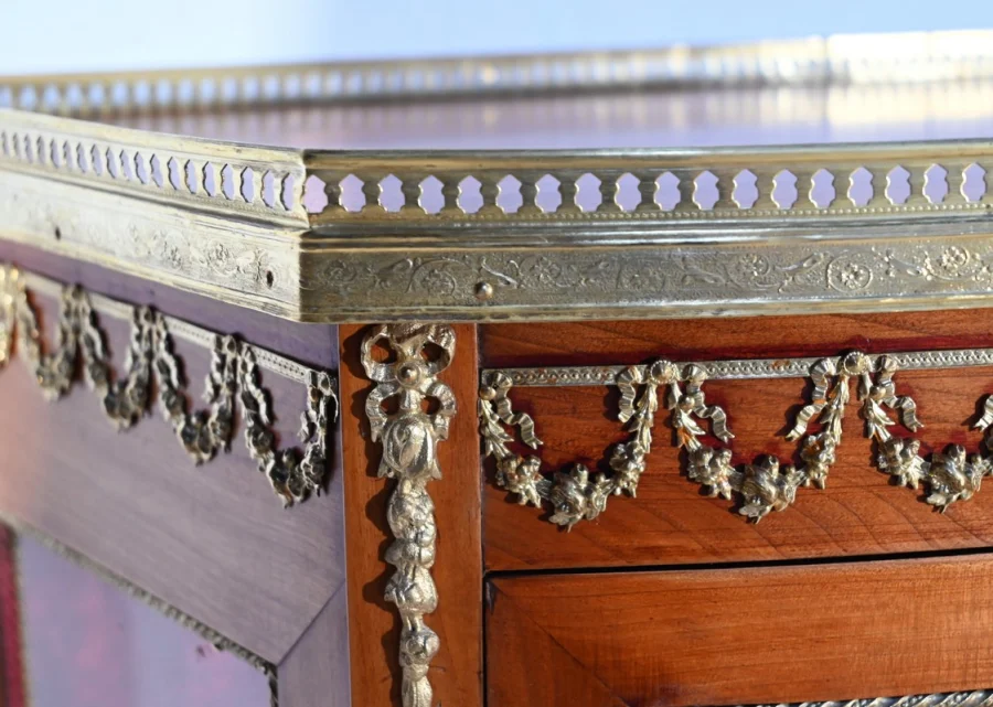 Petite Vitrine en Merisier Clair, Transition Louis XV / Louis XVI – Début XXe