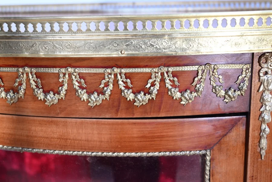 Petite Vitrine en Merisier Clair, Transition Louis XV / Louis XVI – Début XXe