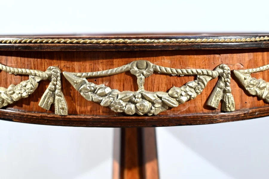 TISCH IM FRANZÖSISCHEN RESTAURATIONSSTIL