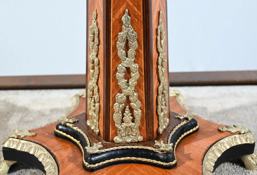 TISCH IM FRANZÖSISCHEN RESTAURATIONSSTIL