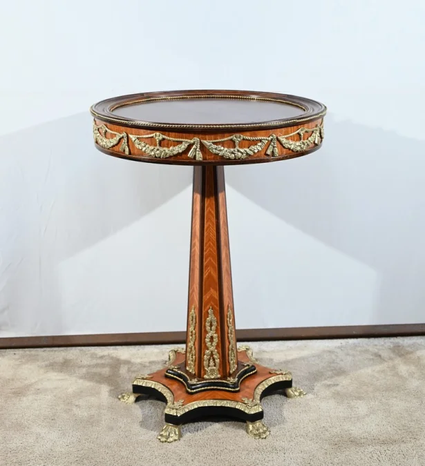 TISCH IM FRANZÖSISCHEN RESTAURATIONSSTIL
