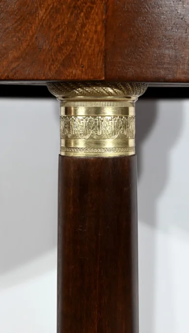 Tisch im französischen Empire-Stil