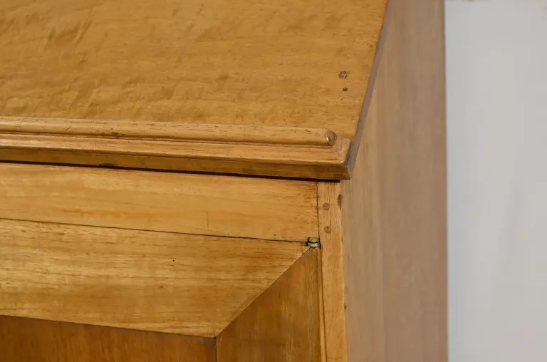 Petit Meuble d’Entre-Deux en Noyer Blond – 1ère partie XIXe