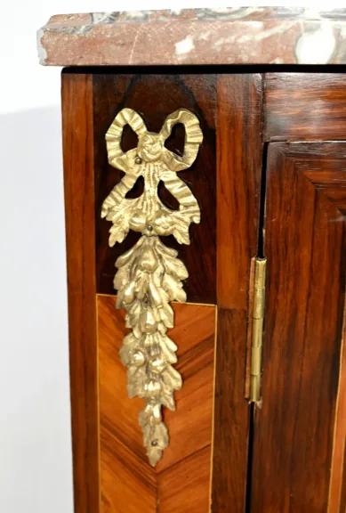 Paire d’Encoignures en Bois Précieux, époque Transition Louis XV/Louis XVI – 2ème Partie XVIIIe