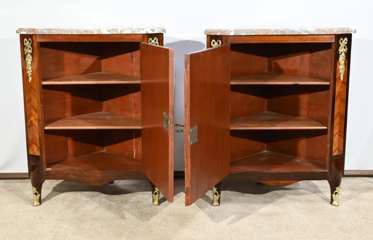 Paire d’Encoignures en Bois Précieux, époque Transition Louis XV/Louis XVI – 2ème Partie XVIIIe