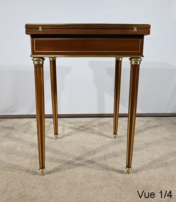 Table à Jeux dite Mouchoir en Acajou, style Louis XVI, époque Napoléon III – Milieu XIXe