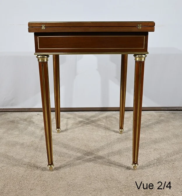 Table à Jeux dite Mouchoir en Acajou, style Louis XVI, époque Napoléon III – Milieu XIXe