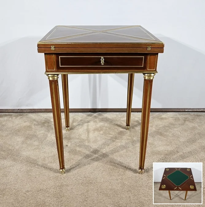 Table à Jeux dite Mouchoir en Acajou, style Louis XVI, époque Napoléon III – Milieu XIXe