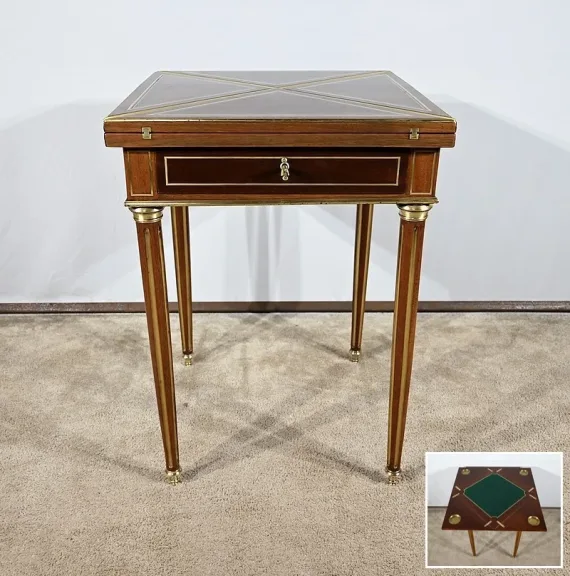 Table à Jeux dite Mouchoir en Acajou, style Louis XVI, époque Napoléon III – Milieu XIXe
