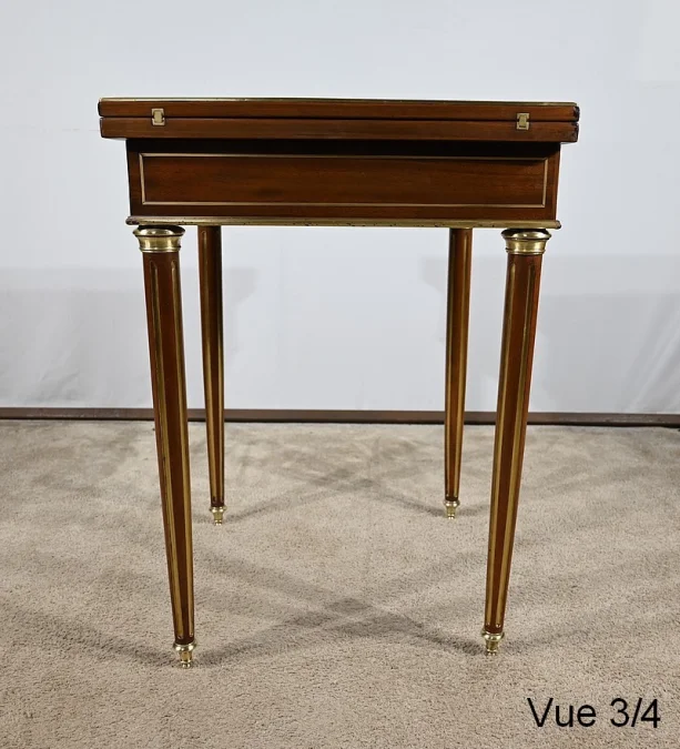 Table à Jeux dite Mouchoir en Acajou, style Louis XVI, époque Napoléon III – Milieu XIXe
